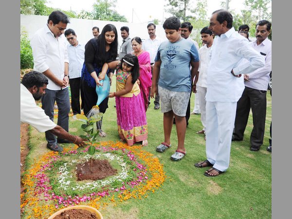తాత కేసీఆర్తో మనవడు హిమాన్షు