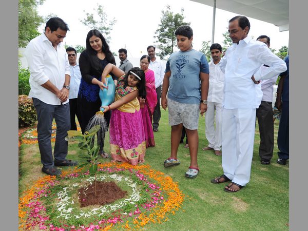 తాత కేసీఆర్తో మనవడు హిమాన్షు