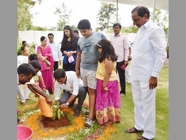 తాత కేసీఆర్తో మనవడు హిమాన్షు