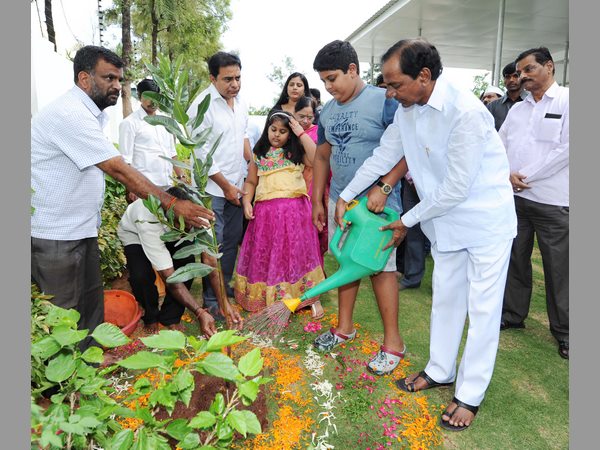 తాత కేసీఆర్తో మనవడు హిమాన్షు