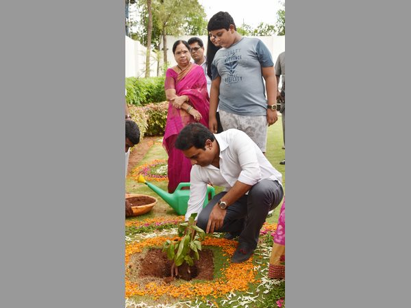 తాత కేసీఆర్తో మనవడు హిమాన్షు