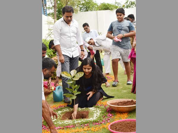 తాత కేసీఆర్తో మనవడు హిమాన్షు