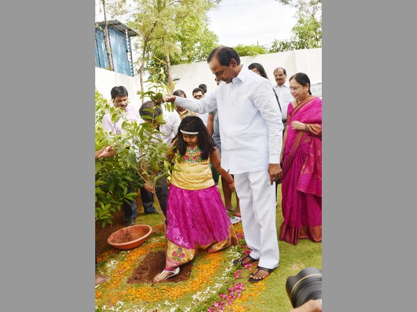 తాత కేసీఆర్తో మనవడు హిమాన్షు