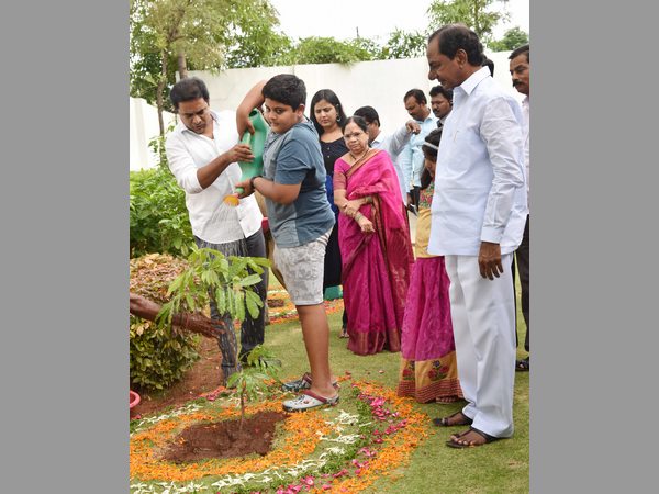 తాత కేసీఆర్తో మనవడు హిమాన్షు
