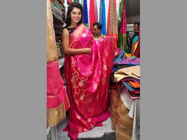 ఎరుపు రంగు చీరలో
