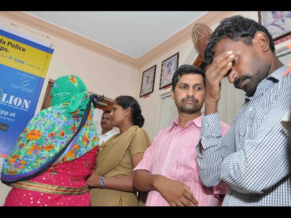 రికార్డు అసిస్టెంట్ను కలిసింది...