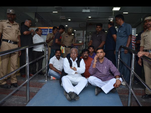 విహెచ్ ధర్నా...