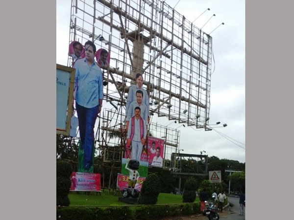 కేటీఆర్ ఆదేశాలతో ఫ్లెక్సీల తొలగింపు