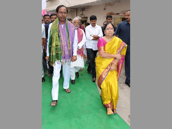 సీఎం కెసిఆర్ దంపతులు