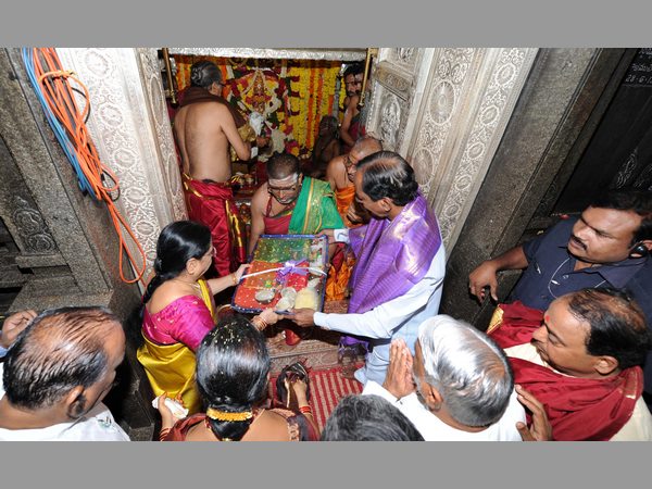 పట్టువస్త్రాలు సమర్పించిన కెసిఆర్ దంపతులు