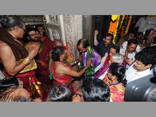 సీఎం కెసిఆర్ దంపతులు