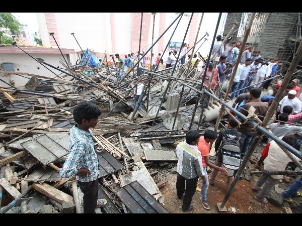 కూలిన పోర్టికో