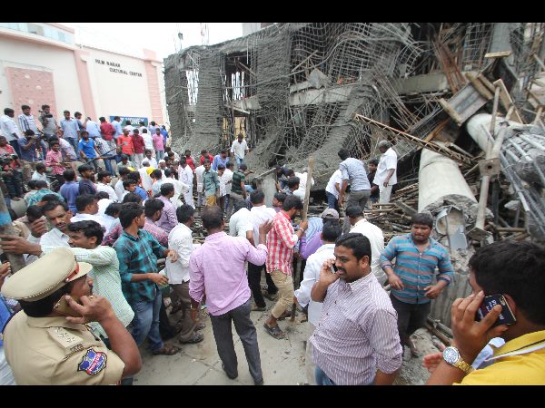 కూలిన పోర్టికో