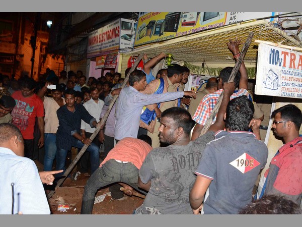 ప్రాణం తీసిన వర్షం: భవనం పై కప్పు కూలి ఒకరు మృతి