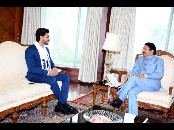 మహారాష్ట్ర గవర్నర్తో మిస్టర్ వరల్డ్ రోహిత్ ఖండేల్వాల్