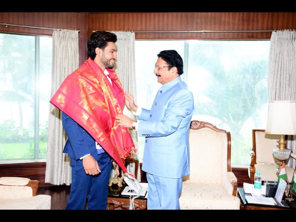 మహారాష్ట్ర గవర్నర్తో మిస్టర్ వరల్డ్ రోహిత్ ఖండేల్వాల్