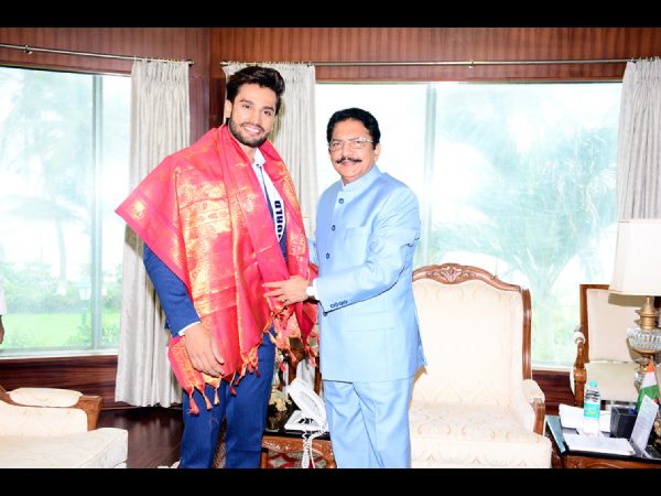 మహారాష్ట్ర గవర్నర్తో మిస్టర్ వరల్డ్ రోహిత్ ఖండేల్వాల్