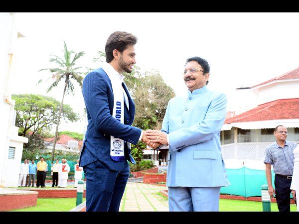 మహారాష్ట్ర గవర్నర్తో మిస్టర్ వరల్డ్ రోహిత్ ఖండేల్వాల్