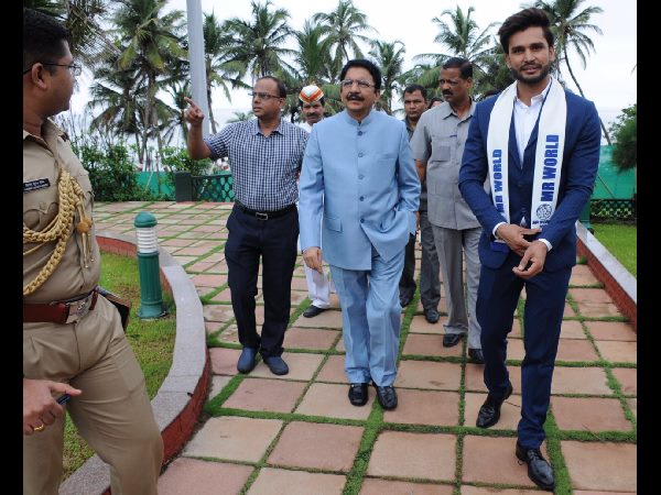 మహారాష్ట్ర గవర్నర్తో మిస్టర్ వరల్డ్ రోహిత్ ఖండేల్వాల్