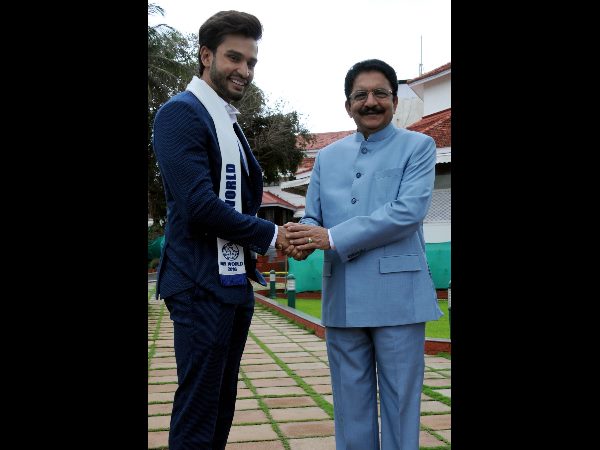 మహారాష్ట్ర గవర్నర్తో మిస్టర్ వరల్డ్ రోహిత్ ఖండేల్వాల్