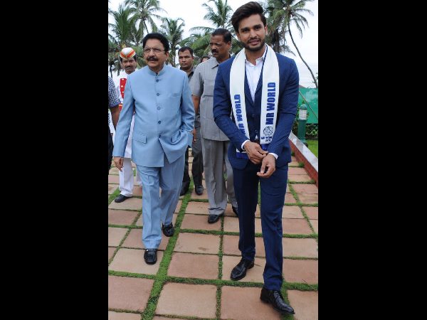మహారాష్ట్ర గవర్నర్తో మిస్టర్ వరల్డ్ రోహిత్ ఖండేల్వాల్