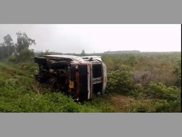 రహదారి పక్కన పడిపోయిన లారీ
