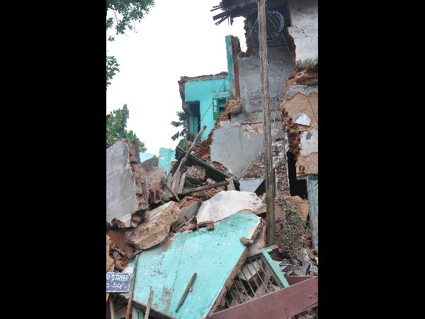 కుప్పకూలిన భవనం