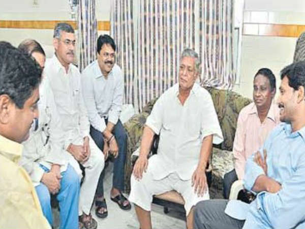 రాజోలు మాజీ ఎమ్మెల్యే కృష్ణంరాజును పరామర్శించిన జగన్