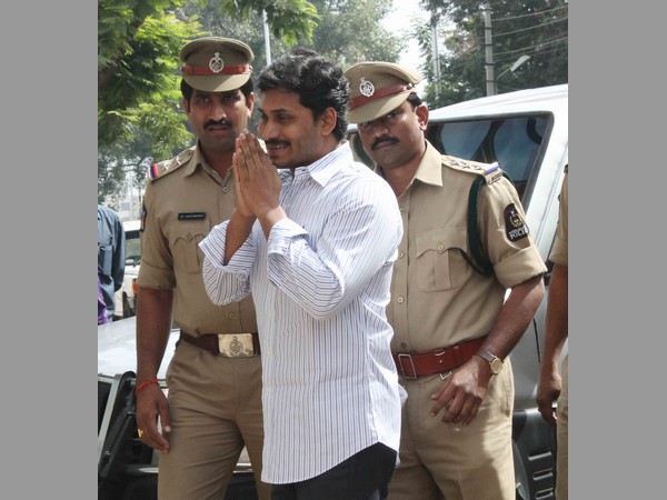రాజోలు మాజీ ఎమ్మెల్యే కృష్ణంరాజును పరామర్శించిన జగన్