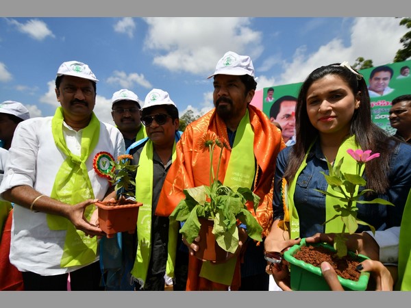హరితహారంలో పోసాని, అలీ, మన్నారా