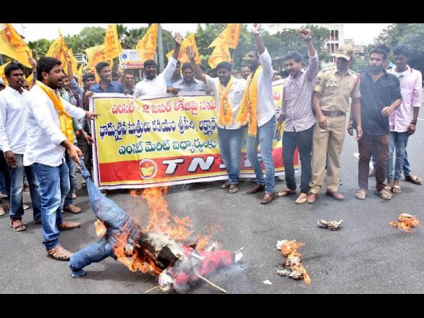 టీఎన్ఎస్ఎఫ్ ఆందోళన