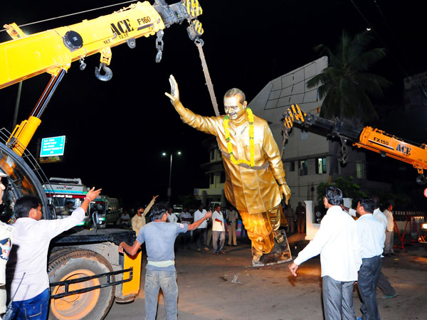 వైయస్ విగ్రహం తొలగింపు