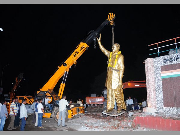 వైయస్ విగ్రహం తొలగింపు