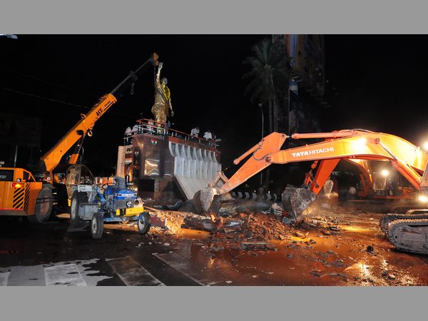 వైయస్ విగ్రహం తొలగింపు