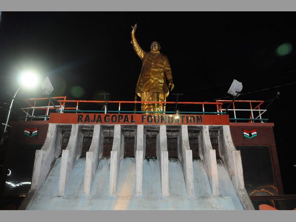 వైయస్ విగ్రహం తొలగింపు