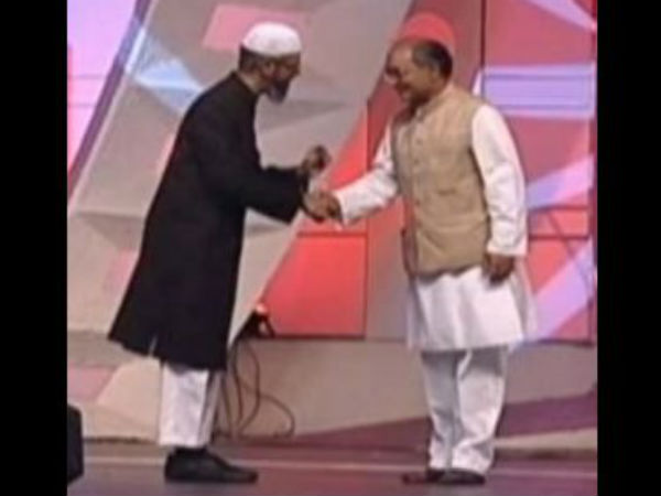 Congress’ Digvijaya Singh Draws BJP’s Ire for Praising Zakir Naik Congress’ Digvijaya Singh Draws BJP’s Ire for Praising Zakir Naik