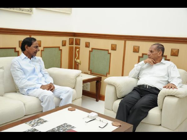 KCR briefs Narasimhan on his visit to Delhi KCR briefs Narasimhan on his visit to Delhi