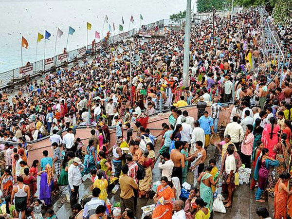 Cracks formed in concrete bid constructed at mahaghat for krishna pushkaras Cracks formed in concrete bid constructed at mahaghat for krishna pushkaras
