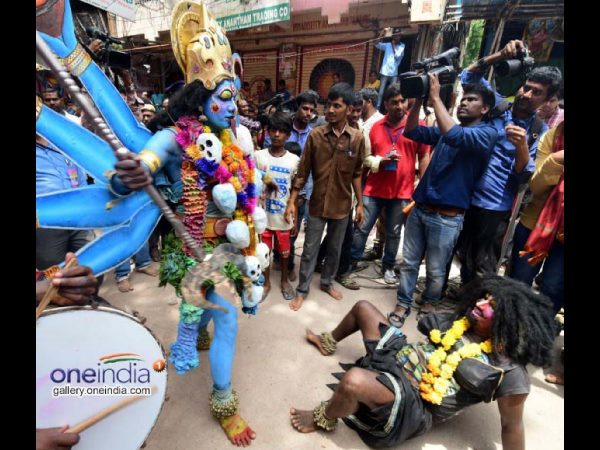 Bonalu fever : Meat and wine shops are packed Bonalu fever : Meat and wine shops are packed