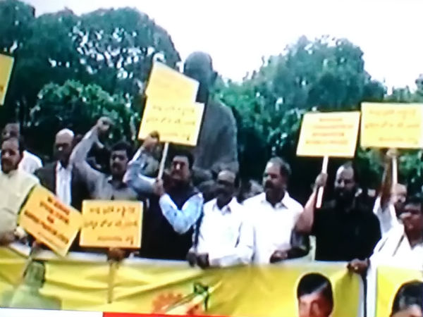 ఢిల్లీ వేదికగా టీడీపీ సమరభేరి: ఎంపీల ధర్నా, వైసీపీ వాయిదా తీర్మానం