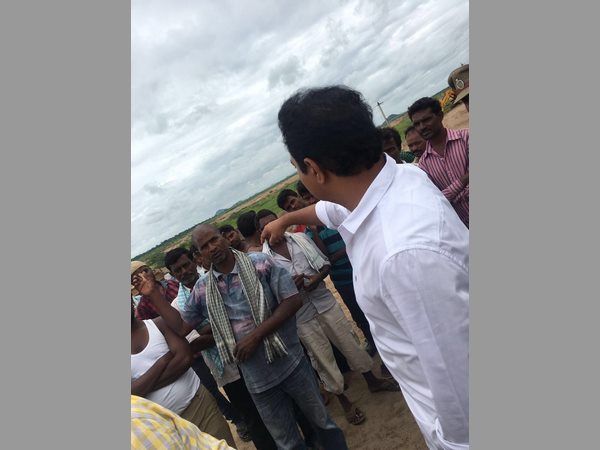 కాన్వాయ్ పక్కనపెట్టి పోలీసు వాహనంలో కేటీఆర్ తనిఖీలు