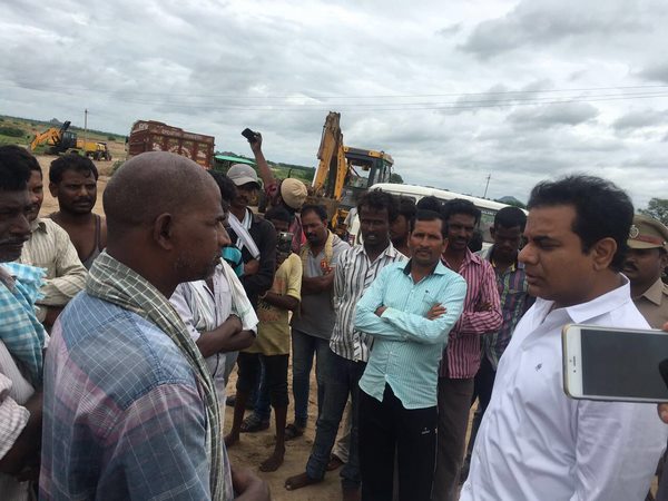 కాన్వాయ్ పక్కనపెట్టి పోలీసు వాహనంలో కేటీఆర్ తనిఖీలు