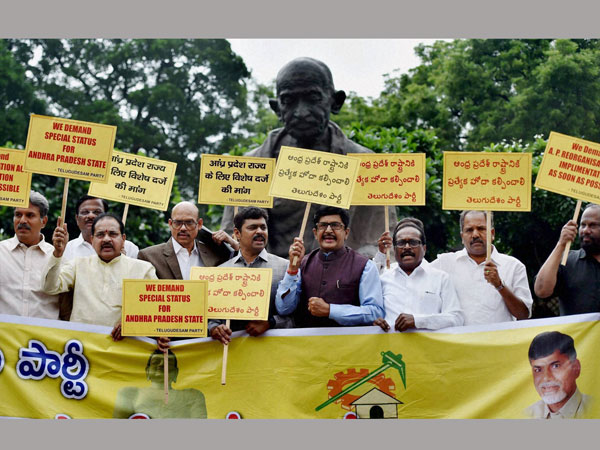 ఢిల్లీ వేదికగా టీడీపీ సమరభేరి: ఎంపీల ధర్నా, వైసీపీ వాయిదా తీర్మానం