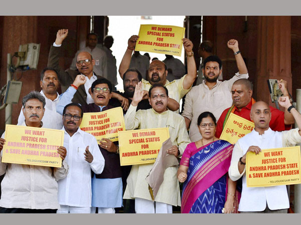 ఢిల్లీ వేదికగా టీడీపీ సమరభేరి: ఎంపీల ధర్నా, వైసీపీ వాయిదా తీర్మానం