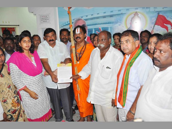 ఏపీకి ప్రత్యేకహోదా: పీఠాధిపతి అవతారం ఎత్తిన టీడీపీ ఎమ్మెల్యే