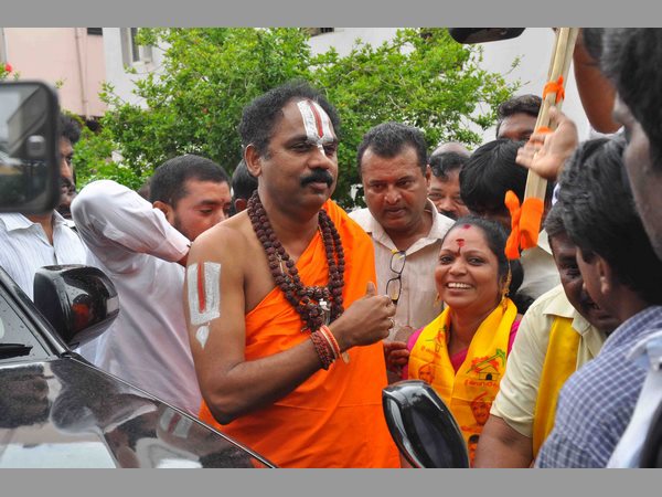 ఏపీకి ప్రత్యేకహోదా: పీఠాధిపతి అవతారం ఎత్తిన టీడీపీ ఎమ్మెల్యే