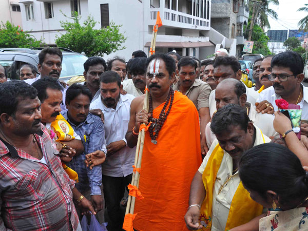 ఏపీకి ప్రత్యేకహోదా: పీఠాధిపతి అవతారం ఎత్తిన టీడీపీ ఎమ్మెల్యే