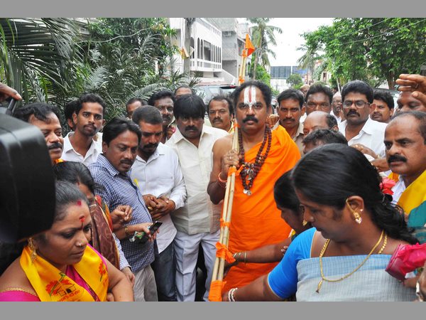 ఏపీకి ప్రత్యేకహోదా: పీఠాధిపతి అవతారం ఎత్తిన టీడీపీ ఎమ్మెల్యే