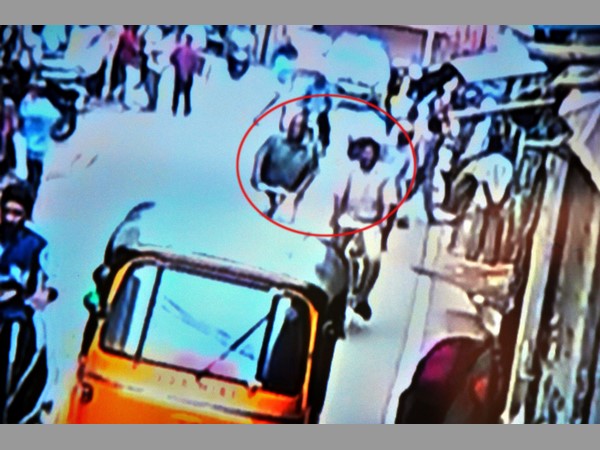 సీసీ కెమెరాకు చిక్కిన నిందితులు