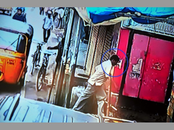 సీసీ కెమెరాకు చిక్కిన నిందితులు